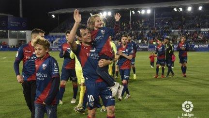 Juanjo Camacho se despide de los aficionados del Huesca.