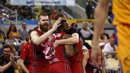 Varios jugadores de Tecnyconta Zaragoza celebran una acción en el último partido ante Gran Canaria.