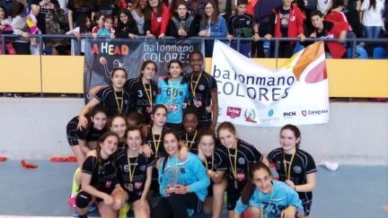 Imagen del equipo infantil femenino del Balonmano Colores.el equipo ganador de este grupo obtendrá el pasaporte para la fase final del Campeonato de España.