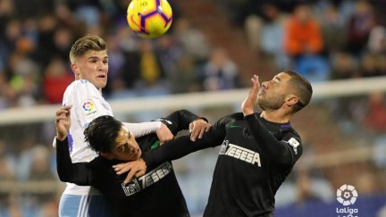 Guti pelea un balón dividido en el partido de ida.