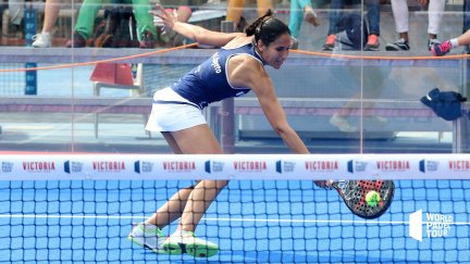 Majo devuelve una bola baja durante los cuartos.