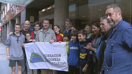 María es recibida por familiares y amigos cercanos.