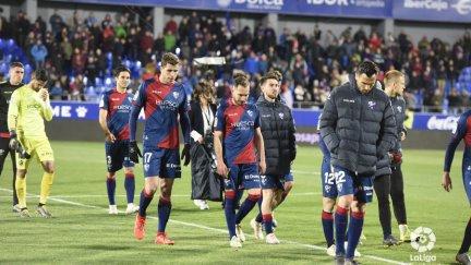Varios jugadores del Huesca se retiran del césped tras perder 2-6 con el Valencia.