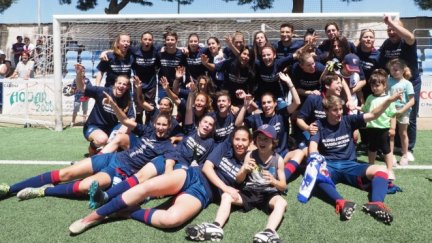 El equipo femenino de la SD Huesca celebra el ascenso.