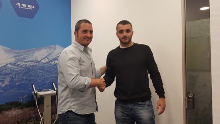 Asier Nieto (izquierda) posa con Dani Ibáñez en la presentación con Bada Huesca.