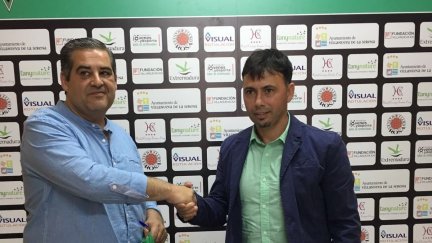 José Luis Cuevas (izquierda) en la presentación del entrenador del Villanovense en 2016.