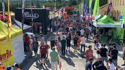 Cientos de participantes se han dado cita en la Feria del Corredor este viernes.