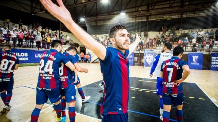 Javi Alonso celebra un gol con la camiseta del Levante la temporada pasada.