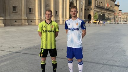 Los hermanos Carlos y David Vicente posan con las nuevas camisetas del Real Zaragoza.