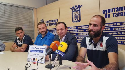 Una imagen de la visita se la selección española de rugby siete al Ayuntamiento de Tarazona de este martes.