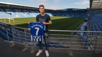 Álex Blanco en su presentación con el Alavés.