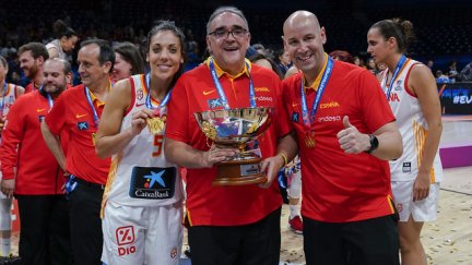 Ouviña posa con la medalla de campeona de Europa.