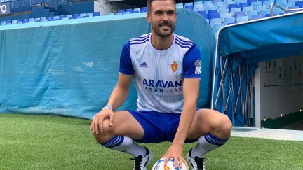 Pichu Atienza posa en La Romareda durante la presentación del jugador.