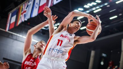 Carlos Alocén en un lance del encuentro ante Croacia. Foto: FIBA