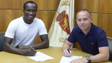 Raphael Dwamena posa junto a Cristian Lapetra en la firma de su contrato.