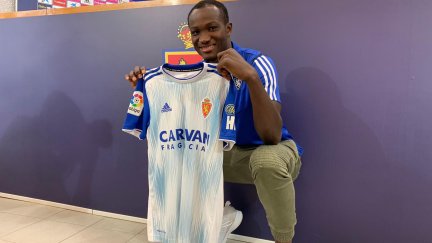 Dwamena posa con la camiseta del Real Zaragoza tras su presentación.