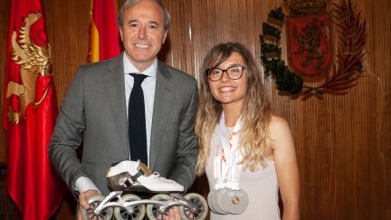 Nerea Langa posa con Jorge Azcón, alcalde de Zaragoza, durante la recepción de este miércoles.