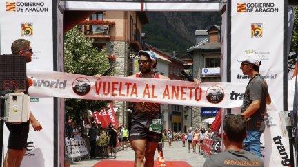 Genís Zapater atraviesa la meta como ganador de la Vuelta al Aneto.