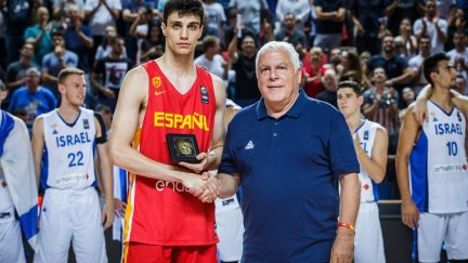Carlos Alocén recibe la distinción como jugador del quinteto ideal del Europeo sub-20.