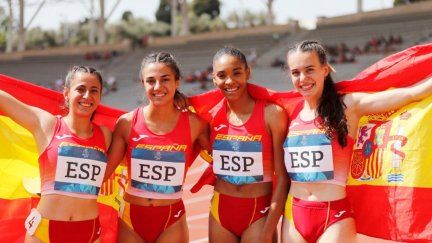 El equipo femenino de relevos ha conquistado el oro.