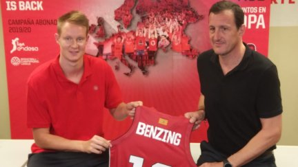 Benzing y Cargol en la presentación del jugador.