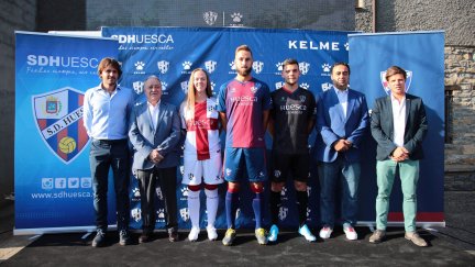 La SD Huesca ha presentado este lunes las nuevas camisetas en Arcusa.