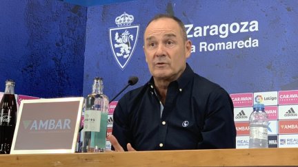 Víctor Fenández durante la rueda de prensa en La Romareda.