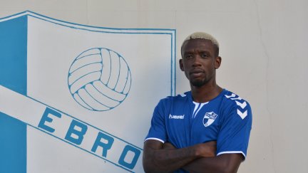 El CD Ebro se ha reforzado con el delantero camerunés Stéphane Emaná.