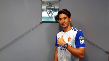 Shinji Kagawa posa con la camiseta del Real Zaragoza en las oficinas del club.