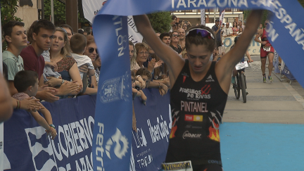Marta Pintanel celebra su triunfo en la entrada en meta.