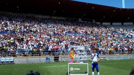 Kagawa besa el escudo del Real Zaragoza en su presentación en La Romareda.