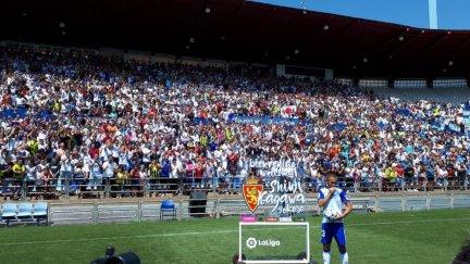 Presentación de Kagawa con la grada de La Romareda repleta de aficionados.
