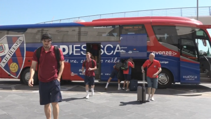El Huesca a su llegada a la Estación Delicias.