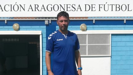 Manolo Sanlúcar posa en el Pedro Sancho, campo donde jugará el Ebro esta temporada.