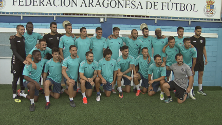 La plantilla del Ebro posa en el Pedro Sancho tras un entrenamiento.
