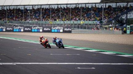 Rins se impuso a Márquez en los últimos metros.