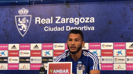 El delantero del Zaragoza en rueda de prensa.