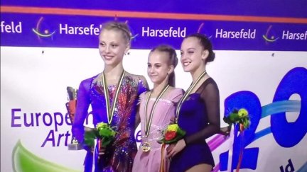 Camila Yepes (derecha) posa sonriente en el podio del Europeo con su medalla de bronce.
