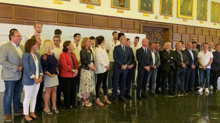 Foto de familia tras la visita de Casademont Zaragoza al Ayuntamiento de Zaragoza.