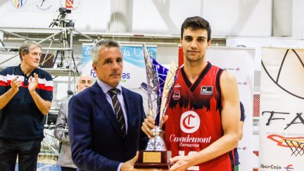 Carlos Alocén recoge la copa de campeón de Aragón de la mano de Javier de Diego, director general de deporte del Gobierno de Aragón.
