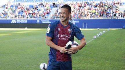 Okazaki durante la presentación con la SD Huesca.