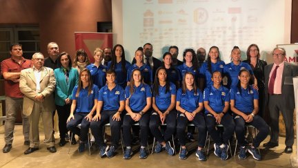 Las jugadoras, cuerpo técnico y directivos del Sala Zaragoza posan tras la presentación de este jueves.