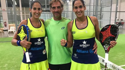 Las hermanas después de ganar el partido de octavos.