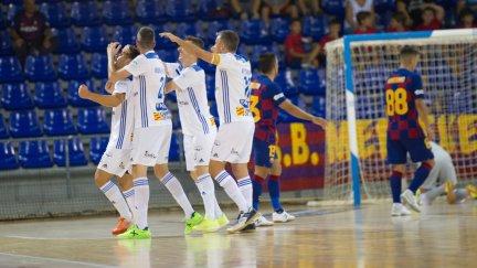 Los jugadores de Fútbol Emotion Zaragoza celebran el gol de Esteban.