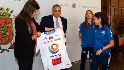La consejera y Chus Muñoz durante la recepción con las jugadoras.