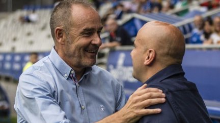 Víctor Fernández, en los instantes previos al encuentro en el Carlos Tartiere.