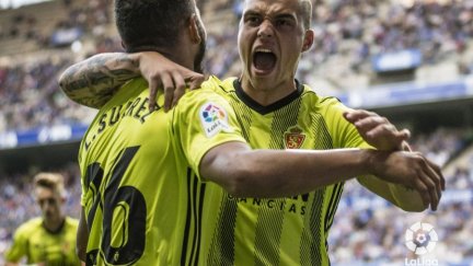 Luis Suárez y Pombo celebran el segundo gol del Real Zaragoza en Oviedo.