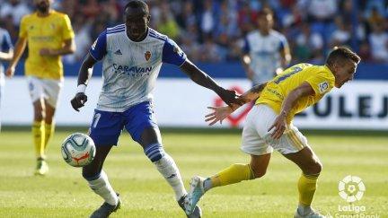 Dwamena controla un balón en el duelo ante el Cádiz.
