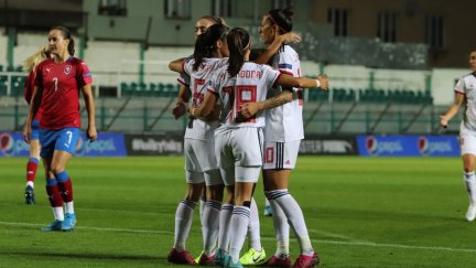 La aragonesa Marta Cardona se abraza con varias compañeras tras un gol de España.