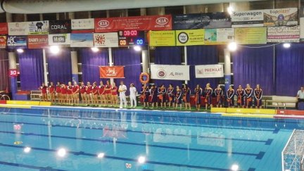 Las jugadoras de Rubí y EWZ posan antes del inicio del encuentro.